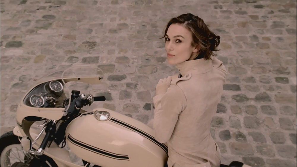 Кира Найтли топлесс в новой рекламе Chanel