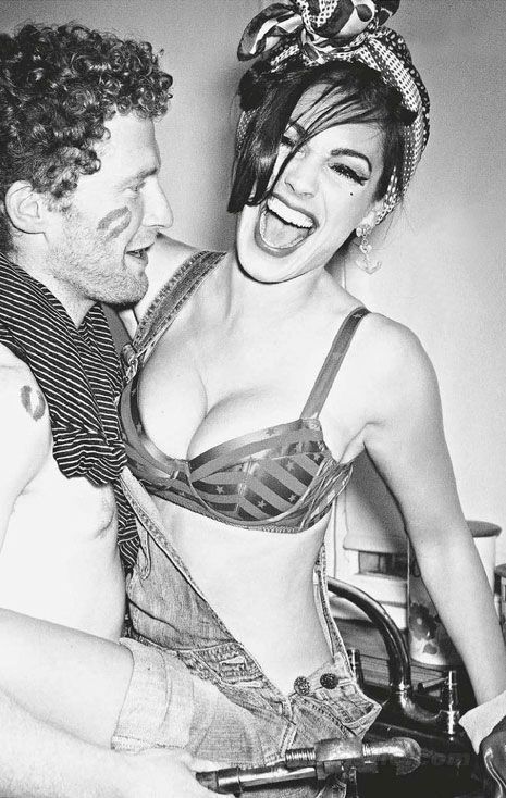 Голая Келли Брук и жирная курица