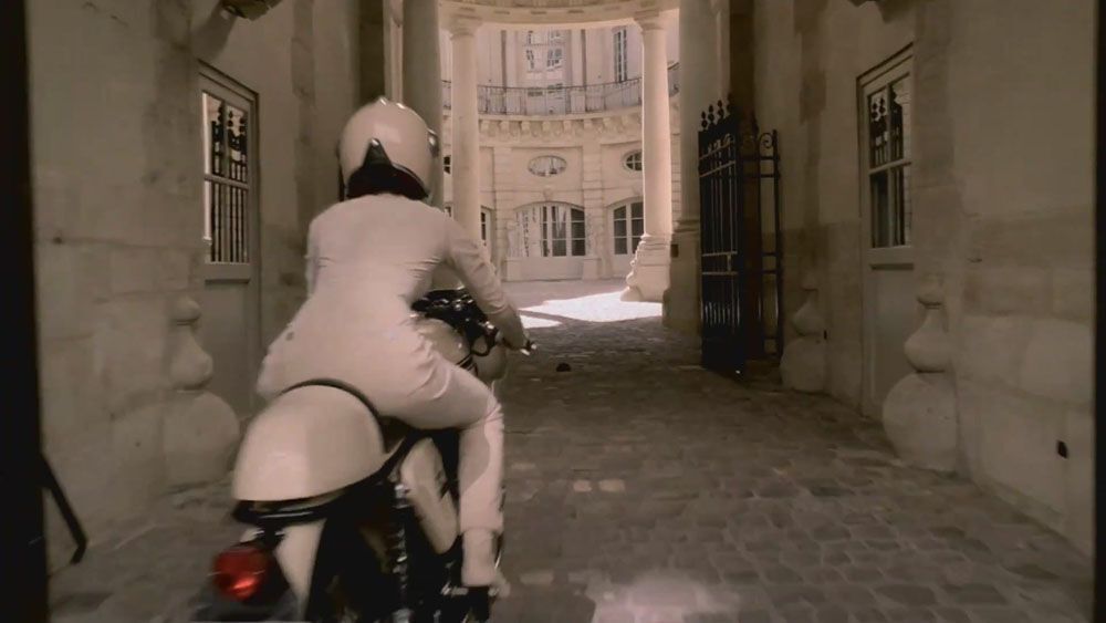 Кира Найтли топлесс в новой рекламе Chanel