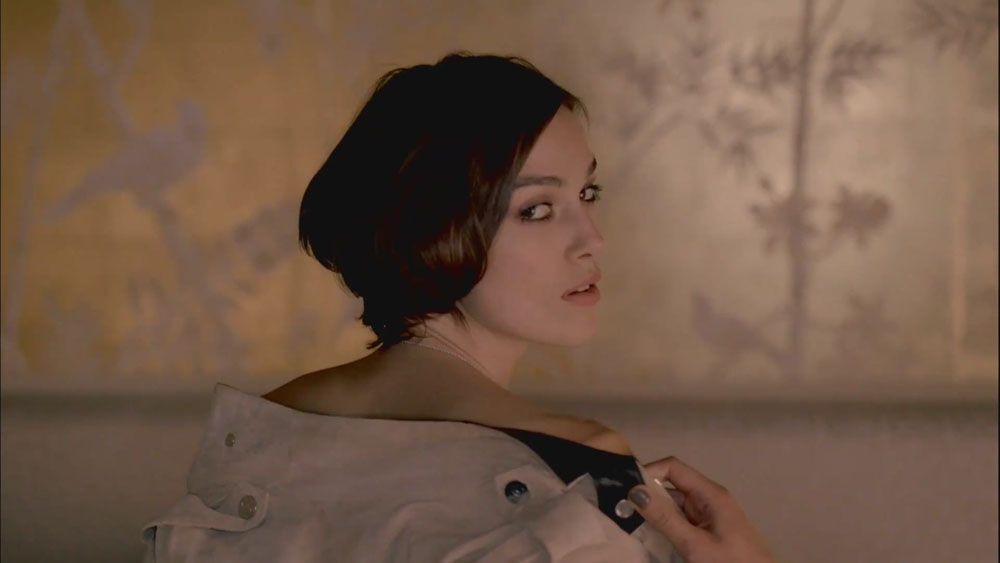 Кира Найтли топлесс в новой рекламе Chanel