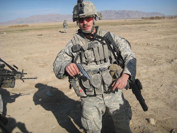 Военные США гордо позируют на фоне мертвых афганцев. Слабонервным не смотреть