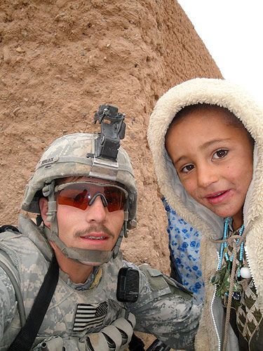 Военные США гордо позируют на фоне мертвых афганцев. Слабонервным не смотреть