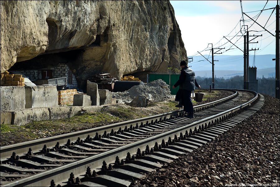 Свято-Клементьевскій монастир - обитель в скелі