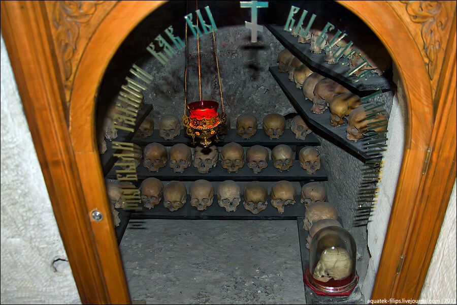 Свято-Клементьевскій монастир - обитель в скелі