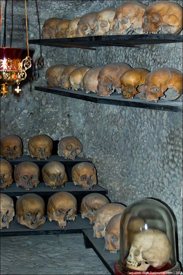 Свято-Клементьевскій монастир - обитель в скелі