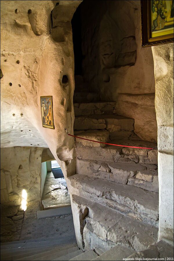 Свято-Клементьевскій монастир - обитель в скелі