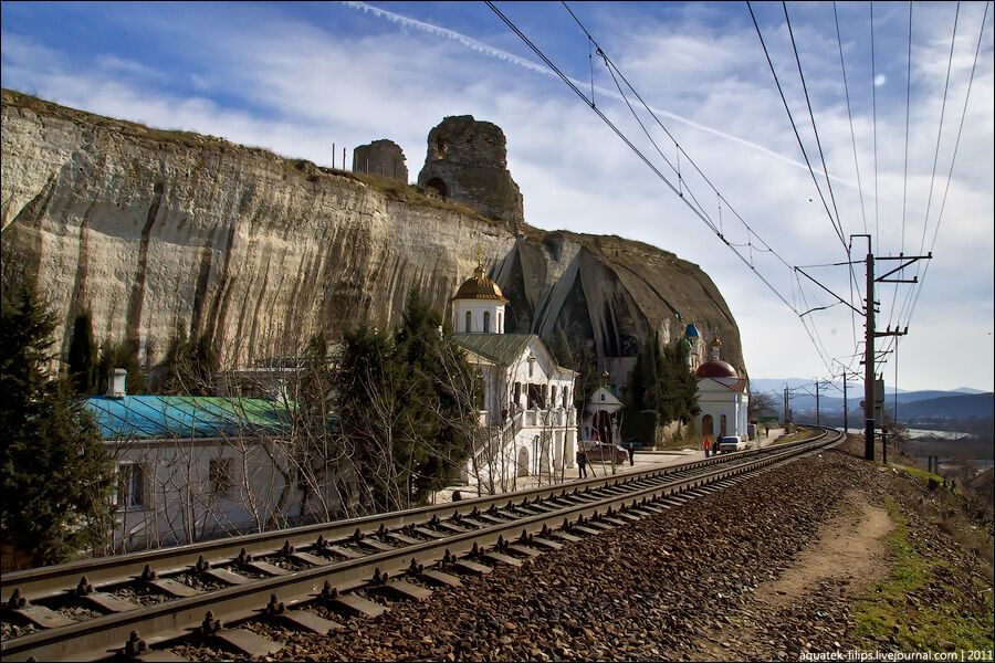 Свято-Клементьевскій монастир - обитель в скелі