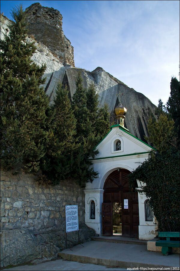 Свято-Клементьевскій монастир - обитель в скелі