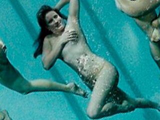 Британские пловчихи устроили откровенную фотосессию в бассейне. Фото