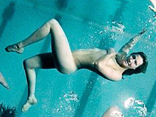 Британские пловчихи устроили откровенную фотосессию в бассейне. Фото