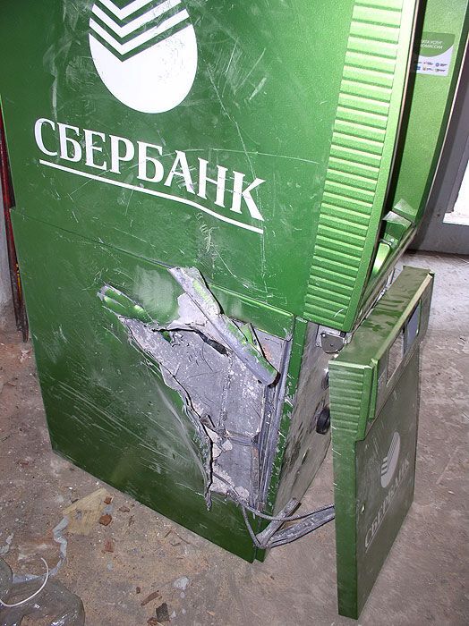 Новый "раскольников" - с топором на банкомат. Фото