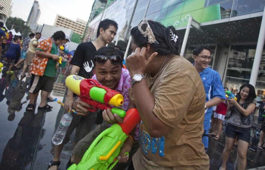 Тайці зустрічають Новий рік бризками води