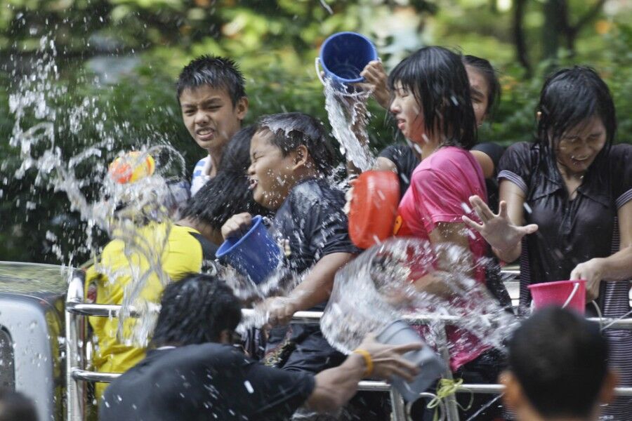 Тайці зустрічають Новий рік бризками води