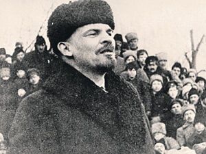 Не обладая яркой внешностью и даже ораторским талантом, Ленин сумел повести за собой доверчивый, малограмотный народ...
