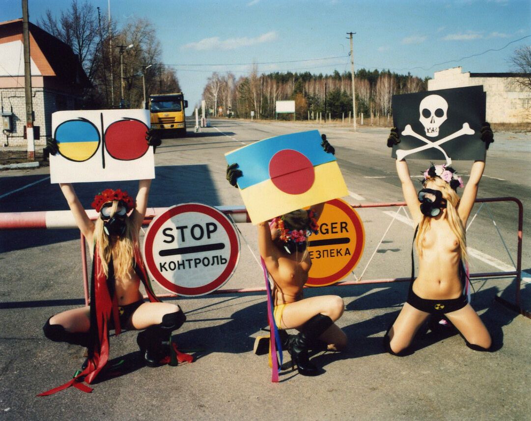 Радиация в 25-ю годовщину Чернобыля разъела всю одежду на FEMEN. Фото