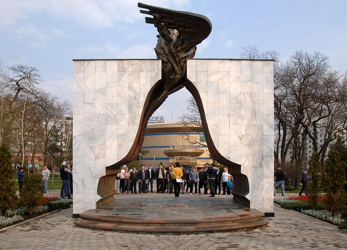 Участники благотворительного матча "Донбасс" - "Красные Звезды" возложили цветы к мемориалу Чернобыльской славы