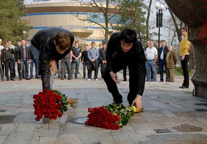 Участники благотворительного матча "Донбасс" - "Красные Звезды" возложили цветы к мемориалу Чернобыльской славы