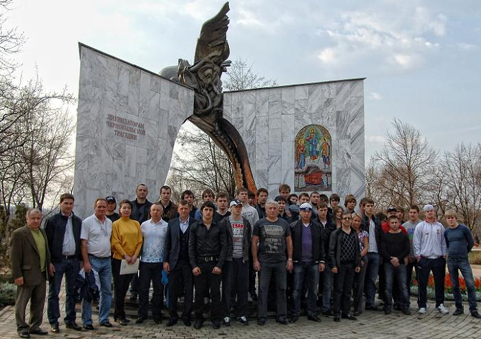 Участники благотворительного матча "Донбасс" - "Красные Звезды" возложили цветы к мемориалу Чернобыльской славы