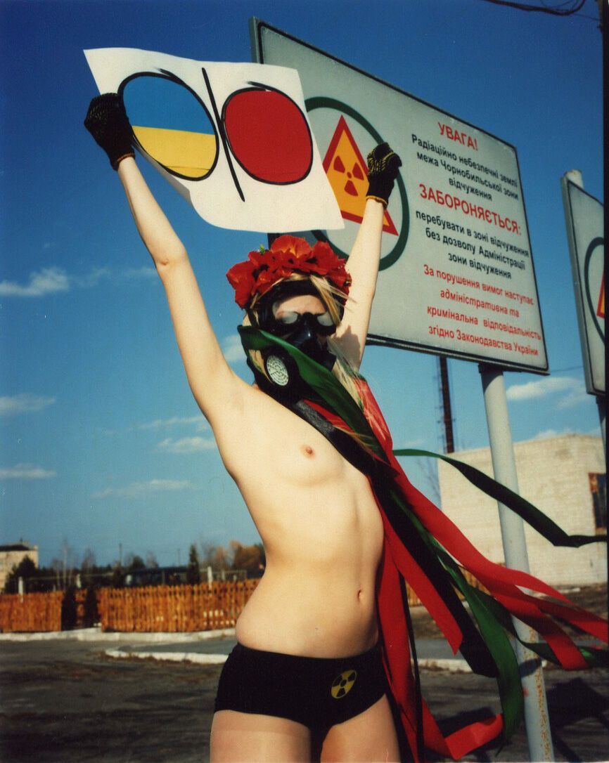 Радиация в 25-ю годовщину Чернобыля разъела всю одежду на FEMEN. Фото