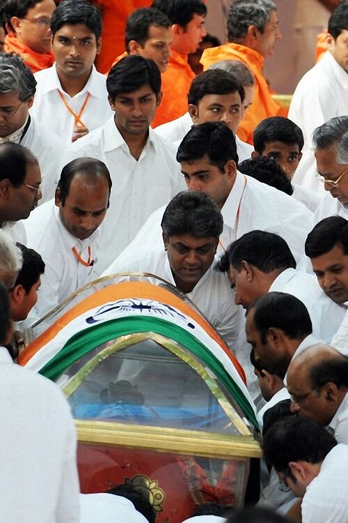 Полмиллиона человек собрались на похороны гуру Саи Бабы