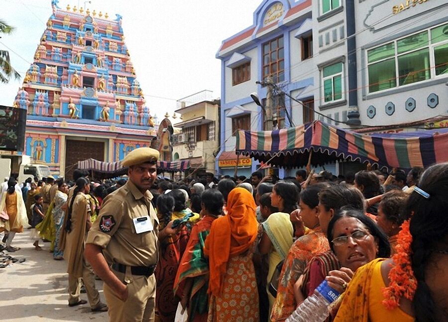 Полмиллиона человек собрались на похороны гуру Саи Бабы