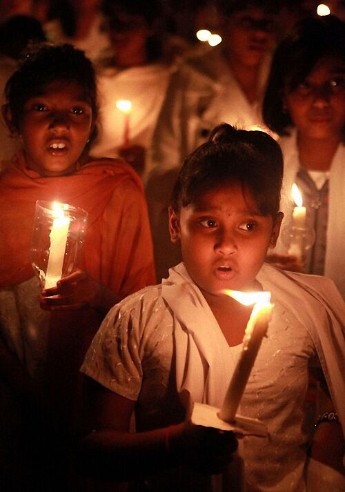 Полмиллиона человек собрались на похороны гуру Саи Бабы