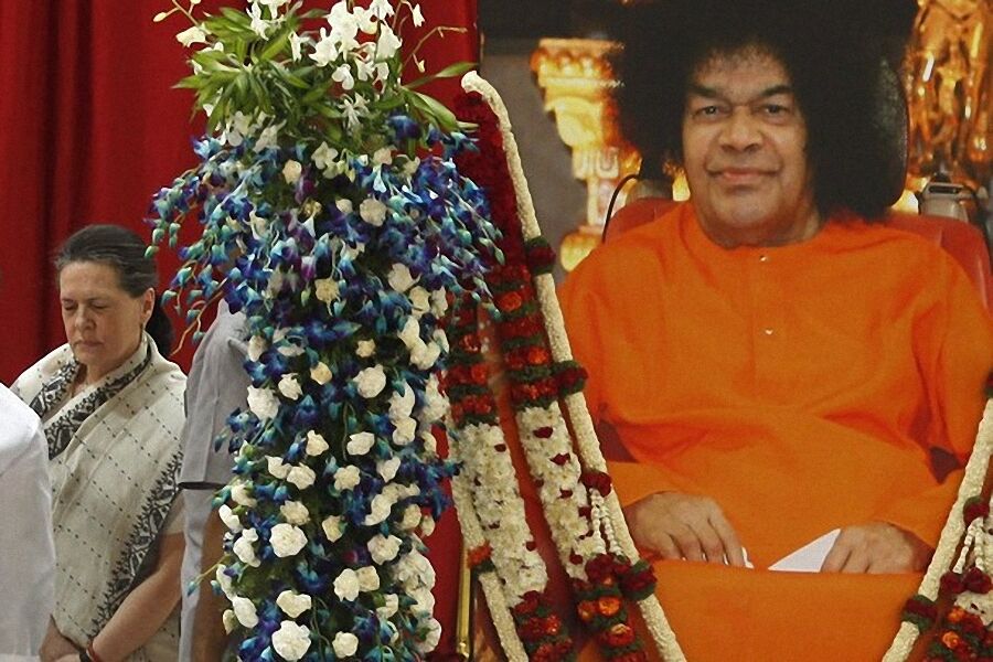 Полмиллиона человек собрались на похороны гуру Саи Бабы