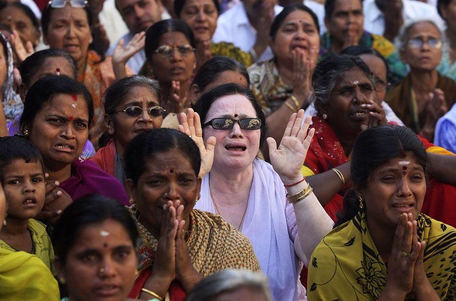 Полмиллиона человек собрались на похороны гуру Саи Бабы