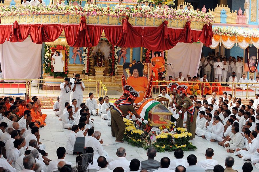 Полмиллиона человек собрались на похороны гуру Саи Бабы