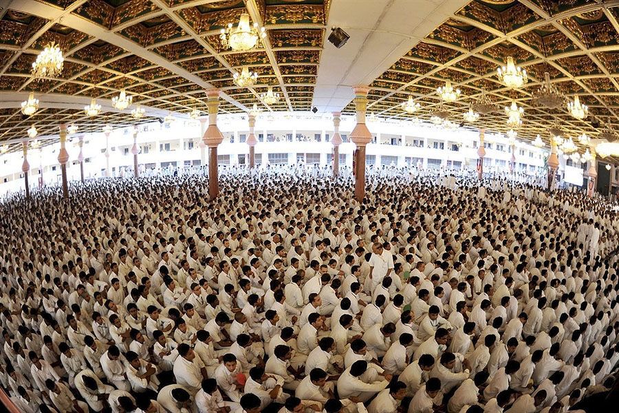 Полмиллиона человек собрались на похороны гуру Саи Бабы