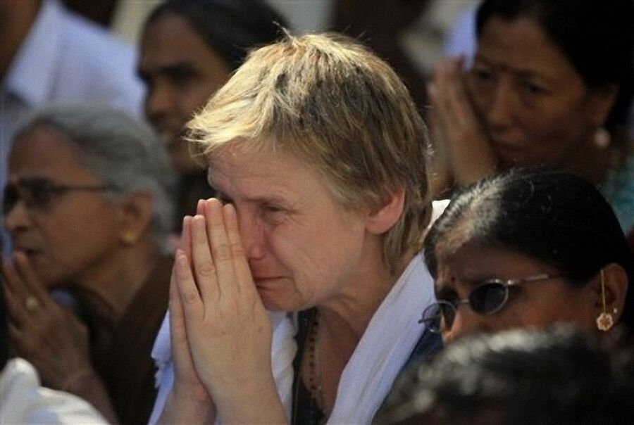 Полмиллиона человек собрались на похороны гуру Саи Бабы