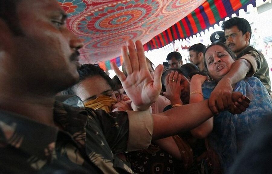 Полмиллиона человек собрались на похороны гуру Саи Бабы