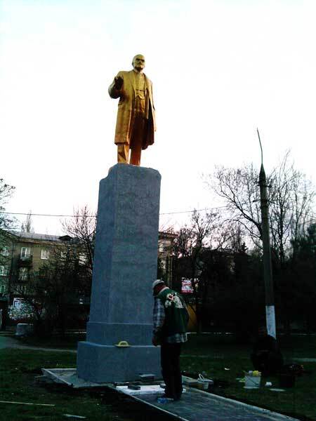 В Донецке поставили золотого Ленина. Фото