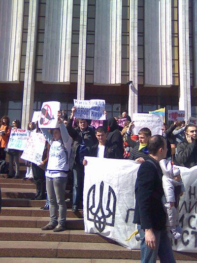 В столице прошел марш в защиту Киева. Фото