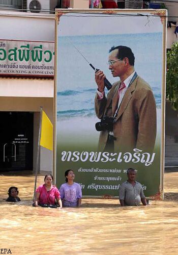 Таиланд страдает от наводнения: люди по пояс в воде