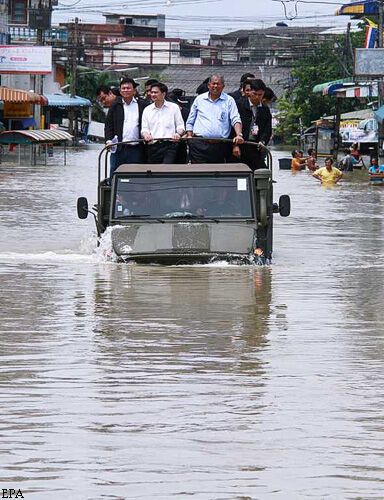 Таиланд страдает от наводнения: люди по пояс в воде