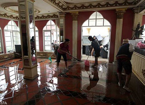 Таиланд страдает от наводнения: люди по пояс в воде