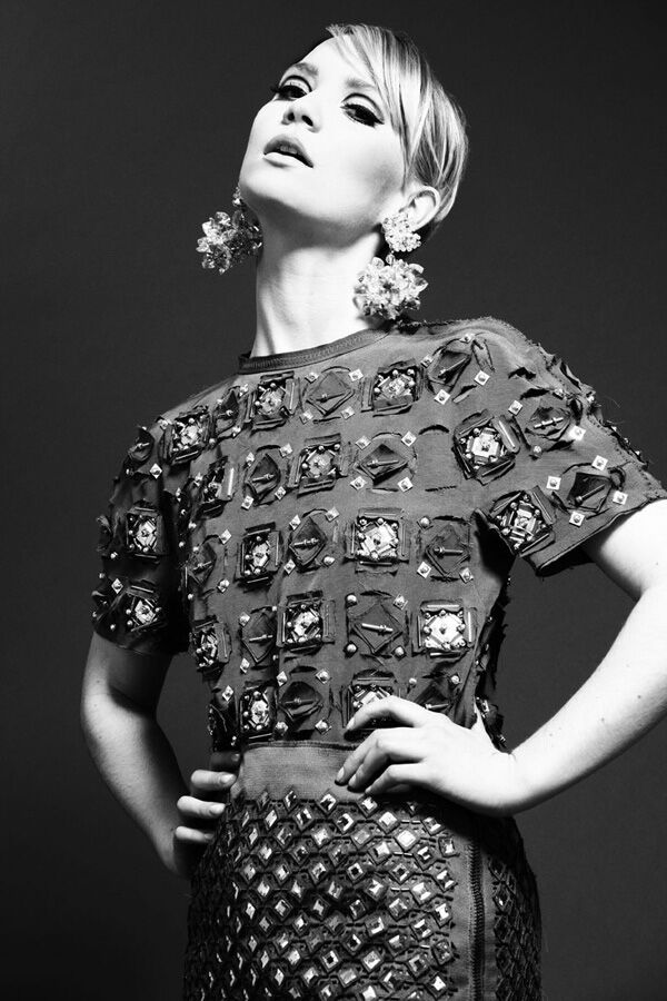 Миа Васиковска в секс-образе 60-х