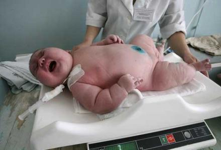 У Болгарії жінка народила дитину-гіганта. Фото