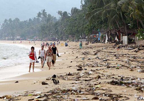 Таиланд страдает от наводнения: люди по пояс в воде