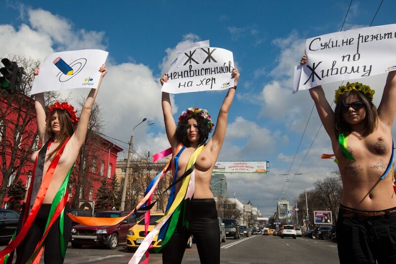 ЖЖ. FEMEN провело акцию в поддержку Живого Журнала, разрисовав свои переды и зады
