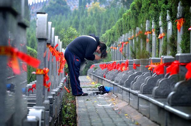Фестиваль Цинмин, также известного как день ухода за надгробиями
