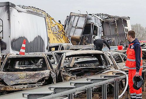 У Німеччині зіткнулися 80 машин: 10 загиблих, 97 поранених. Фото