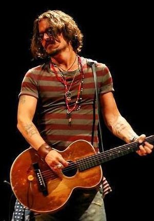 Про таке життя Джонні мріяв у юності - стояти на сцені, і щоб народ в партері шаленів.