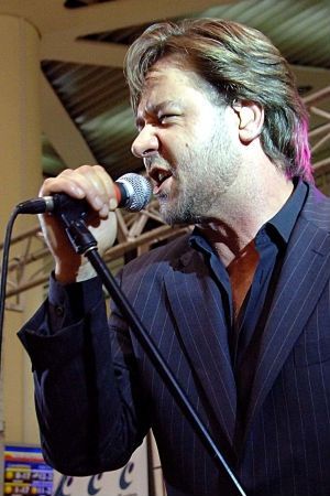 Рассел Кроу не тільки вміє перебирати шість струн, а й співає чудово!