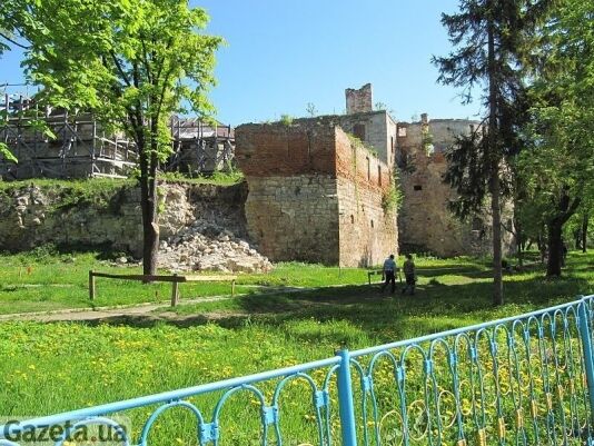 На Тернопольщине обрушилась стена замка