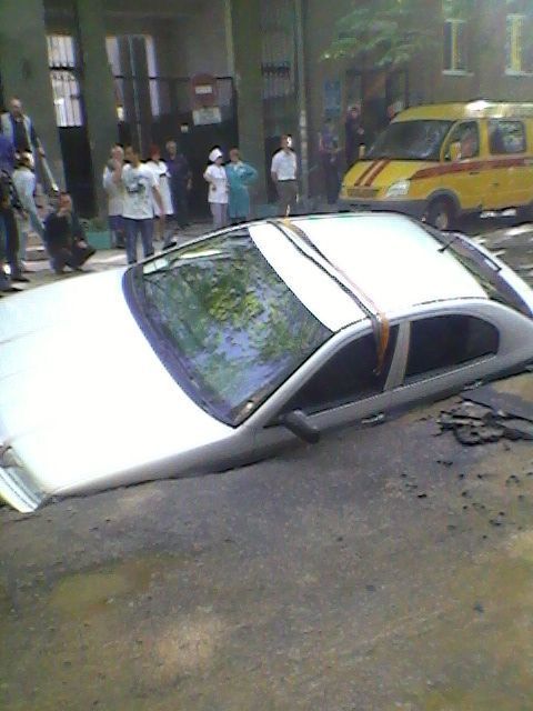 В Харькове Skoda Octavia “нырнула” под землю