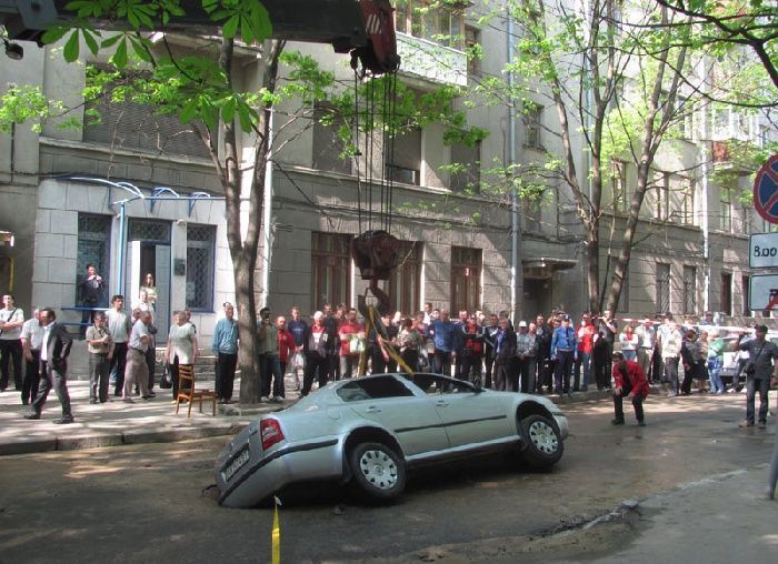 В Харькове Skoda Octavia “нырнула” под землю