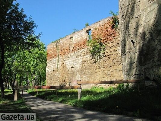 На Тернопольщине обрушилась стена замка
