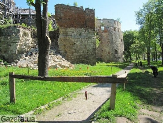 На Тернопольщине обрушилась стена замка